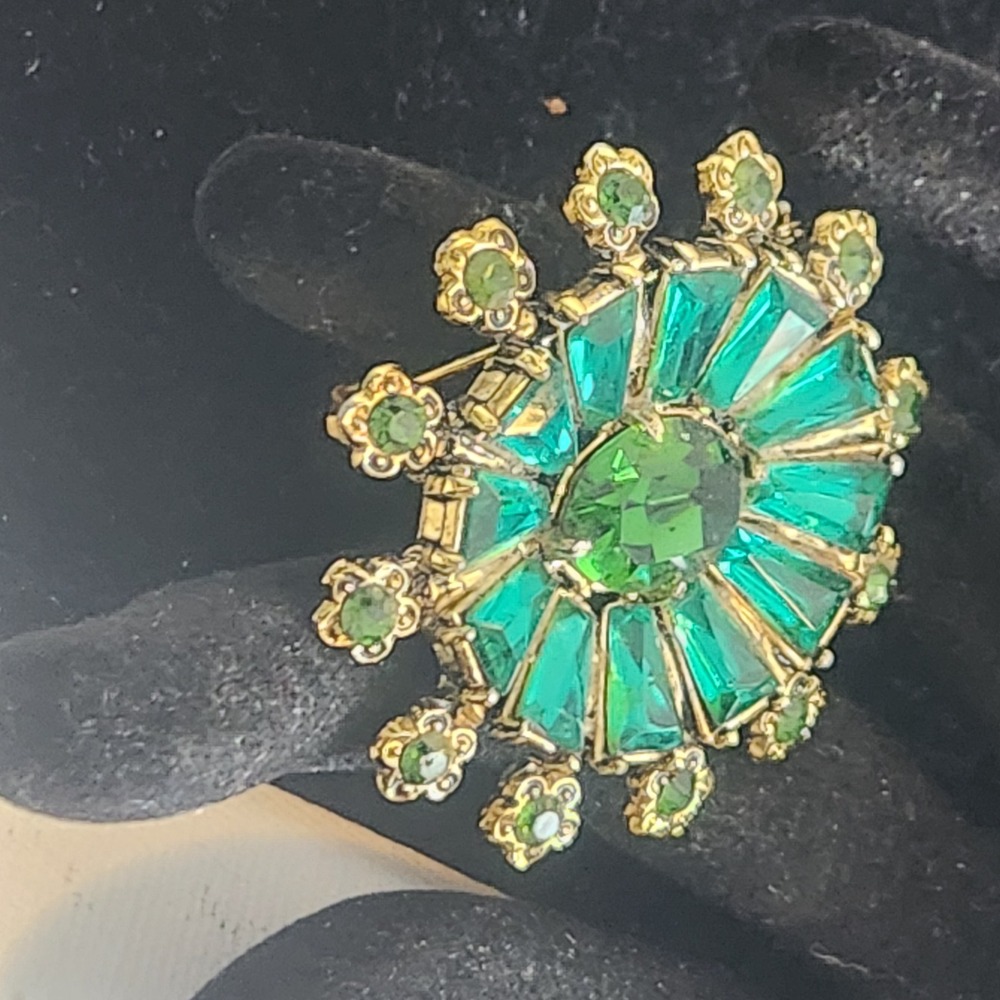 Vintage Emerald Green Sunburst Brooch Gold Tone Rhinestone Starburst Pin 1.5" - Picture 3 of 10
